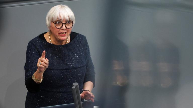 Claudia Roth bei der Generaldebatt im Bundestag am 23.03.2022