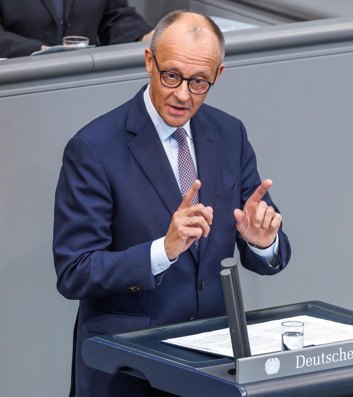 Bundeskanzler Friedrich Merz (CDU) bei der 27. Plenarsitzung im Deutschen Bundestag am 24.09.25 in Berlin.