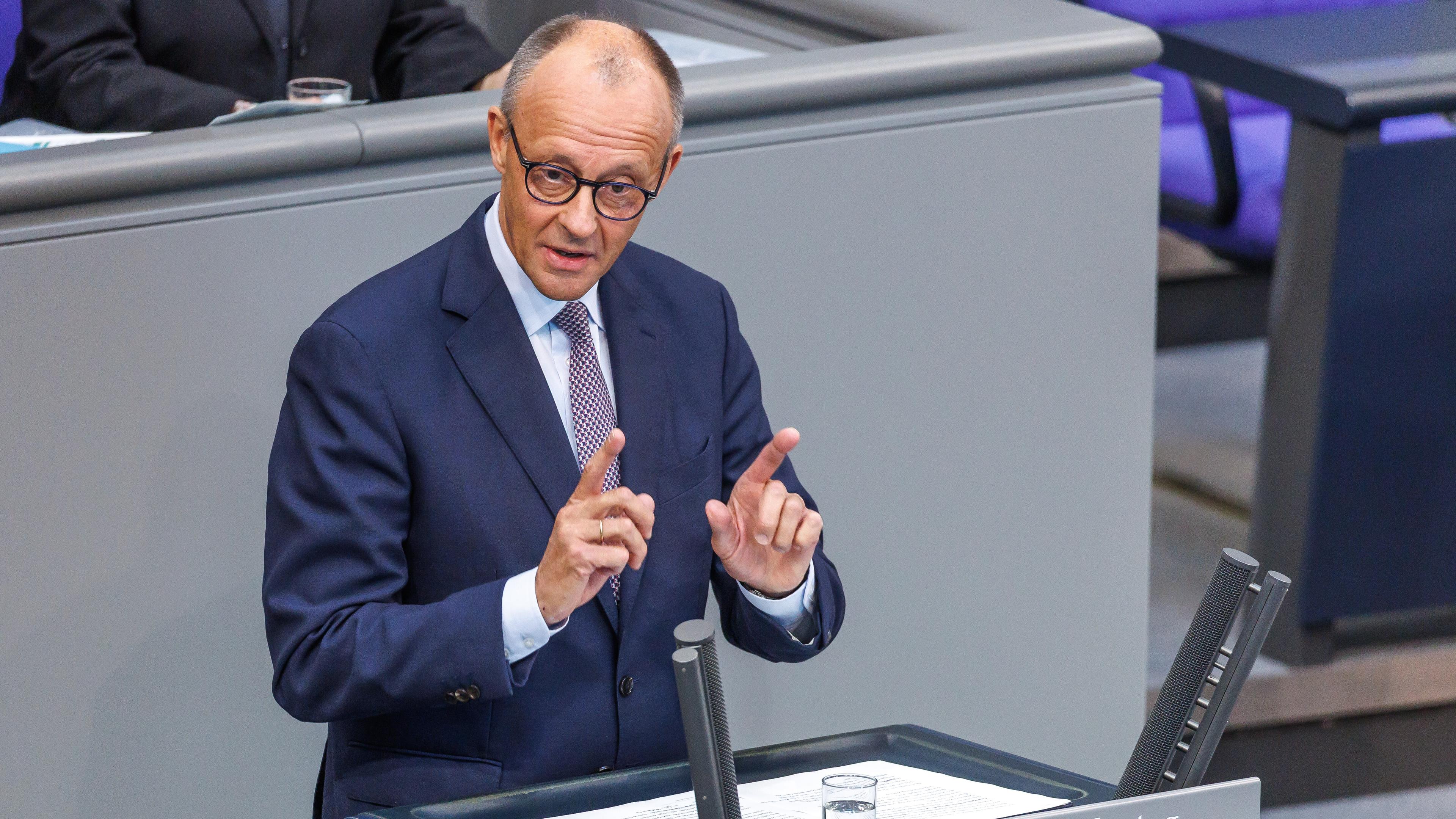 Bundeskanzler Friedrich Merz (CDU) bei der 27. Plenarsitzung im Deutschen Bundestag am 24.09.25 in Berlin.
