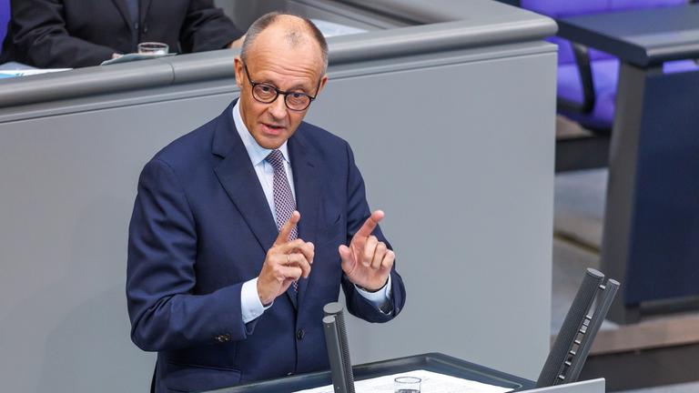 Bundeskanzler Friedrich Merz (CDU) bei der 27. Plenarsitzung im Deutschen Bundestag am 24.09.25 in Berlin.