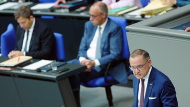 Tino Chrupalla, Bundesvorsitzender und Fraktionsvorsitzender der AfD im Bundestag, spricht in der Generaldebatte im Rahmen der Haushaltsberatungen im Bundestag - im Hintergrund sitzt Bundeskanzler Friedrich Merz (CDU)