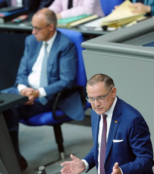 Tino Chrupalla, Bundesvorsitzender und Fraktionsvorsitzender der AfD im Bundestag, spricht in der Generaldebatte im Rahmen der Haushaltsberatungen im Bundestag - im Hintergrund sitzt Bundeskanzler Friedrich Merz (CDU)