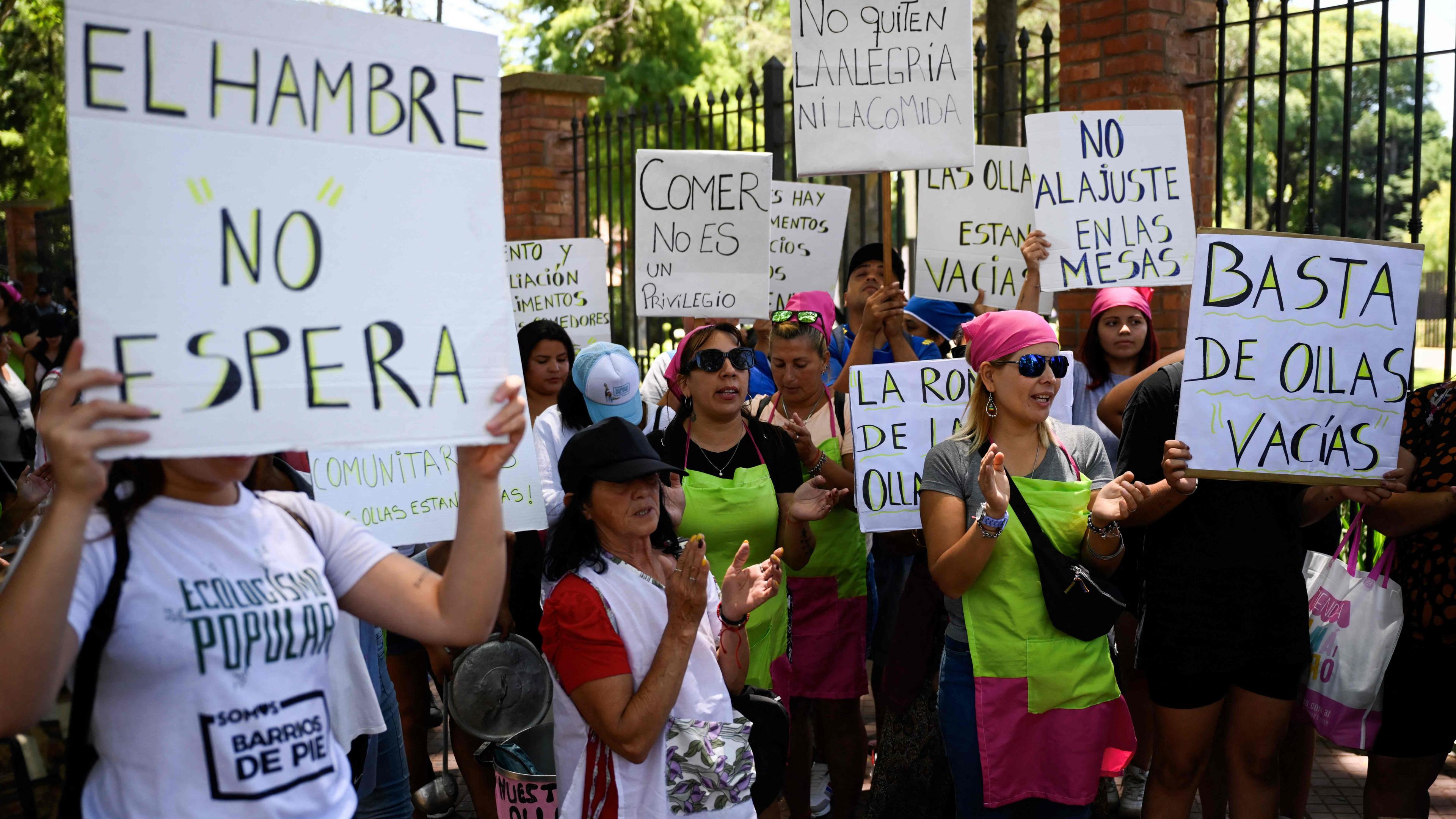 Menschen demonstrieren in Argentinien gegen die wirtschaftliche Maßnahmen der Regierung.