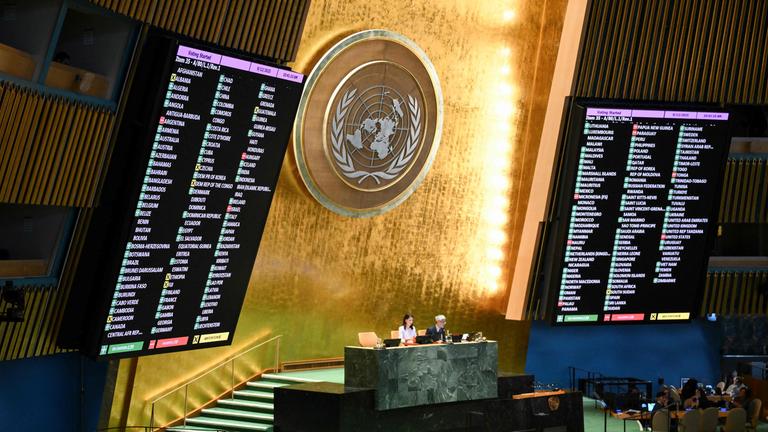 Die Ergebnisse werden während einer Generalversammlung zur Abstimmung über die Zwei-Staaten-Lösung für die Palästinenserfrage im Hauptquartier der Vereinten Nationen (UN) am 12.09.2025 in New York City bekannt gegeben.