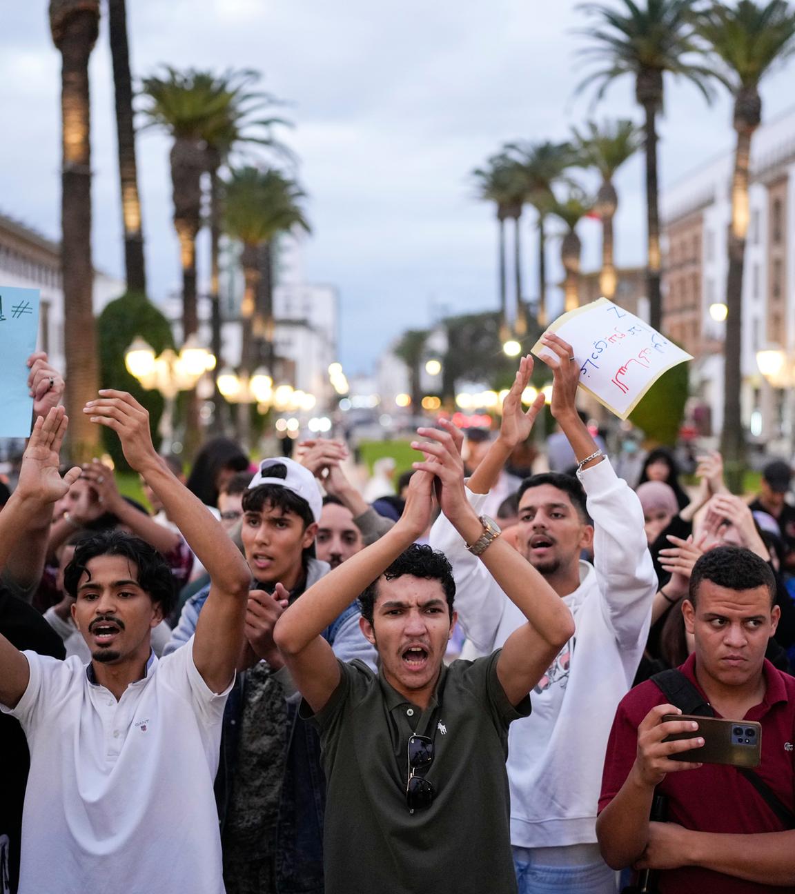 Junge Menschen protestieren in Rabat und halten Schilder in die Luft (9. Oktober 2025)