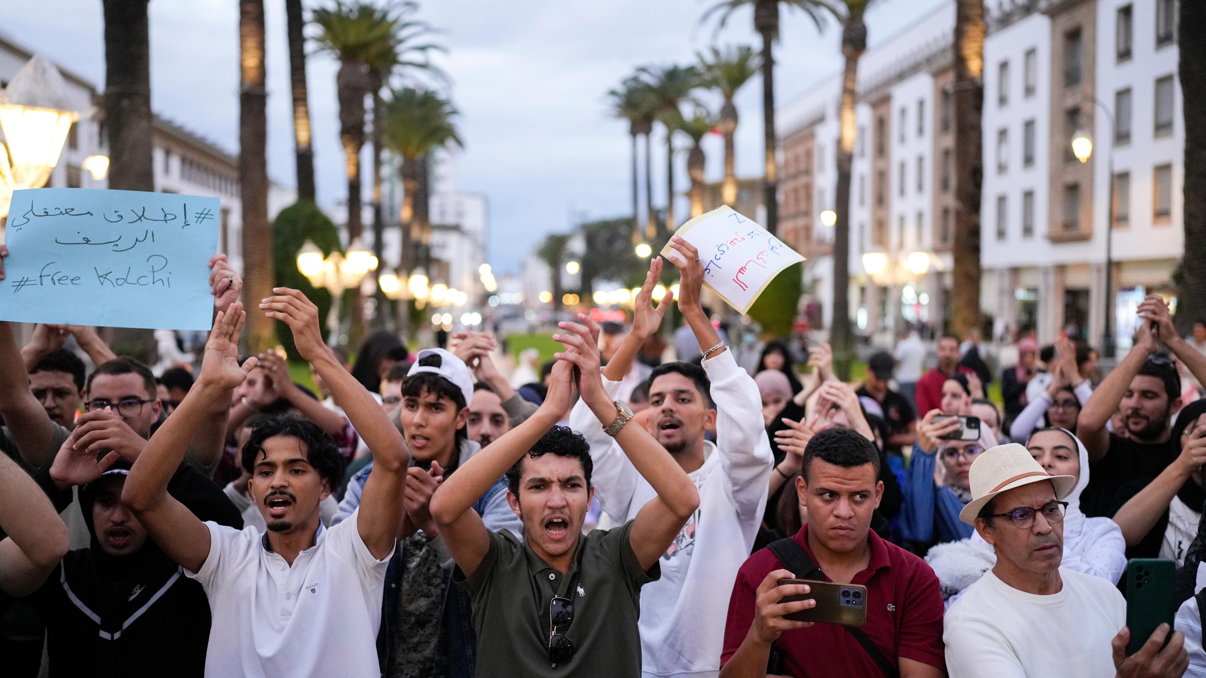 Junge Menschen protestieren in Rabat und halten Schilder in die Luft (9. Oktober 2025)
