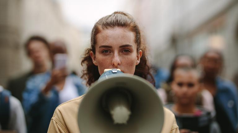 Eine Frau mit Megaphon.