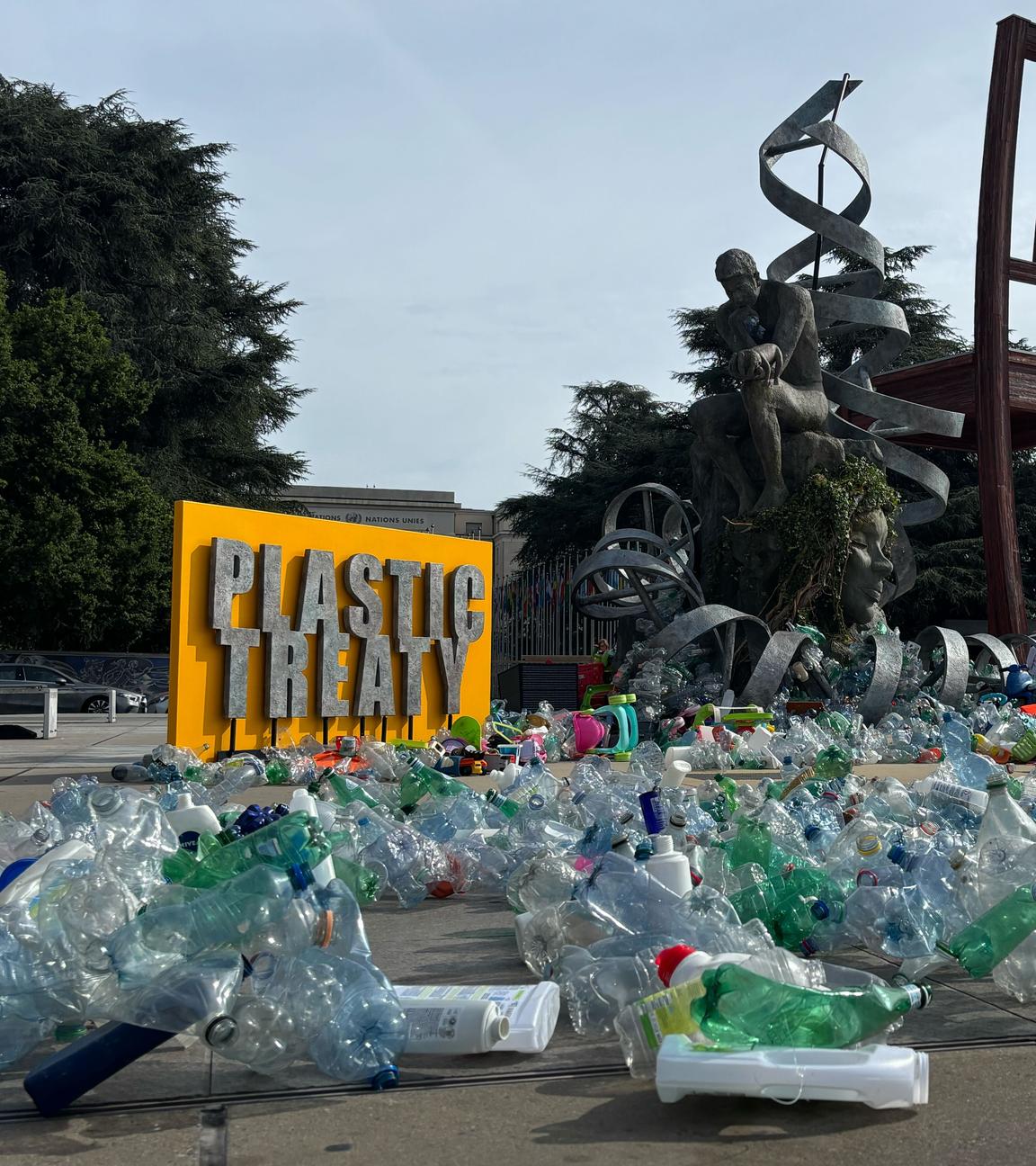 Schweiz, Genf: Bei einer Kunstaktion des Kanadischen Künstlers und Aktivisten Benjamin Von Wong liegen Plastikflaschen vor dem Sitz der Vereinten Nationen (UN). Am Dienstag (05.08.2025) beginnen letzte Verhandlungen über ein globales Plastikabkommen.