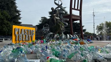 Schweiz, Genf: Bei einer Kunstaktion des Kanadischen Künstlers und Aktivisten Benjamin Von Wong liegen Plastikflaschen vor dem Sitz der Vereinten Nationen (UN). Am Dienstag (05.08.2025) beginnen letzte Verhandlungen über ein globales Plastikabkommen.