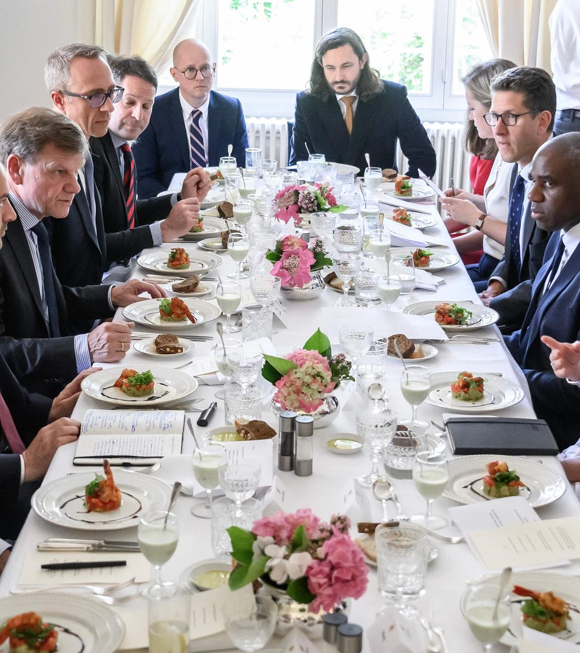 Der französische Minister für Europa und auswärtige Angelegenheiten Jean-Noel Barrot (2. v. l.), der britische Außenminister David Lammy (2. v. r.), der deutsche Außenminister Johann Wadephul (3. v. l.) und die Hohe Vertreterin der Europäischen Union für Außen- und Sicherheitspolitik Kaja Kallas (r.) nehmen an einem Arbeitsessen im Büro des deutschen Honorarkonsuls in Genf teil.