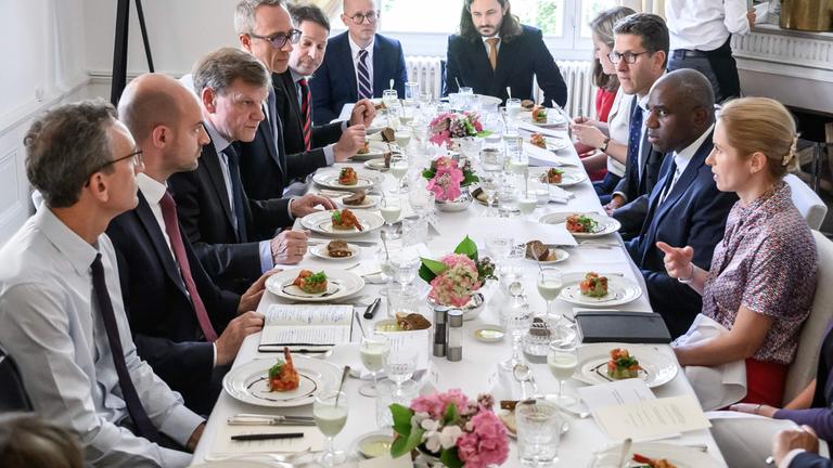 Der französische Minister für Europa und auswärtige Angelegenheiten Jean-Noel Barrot (2. v. l.), der britische Außenminister David Lammy (2. v. r.), der deutsche Außenminister Johann Wadephul (3. v. l.) und die Hohe Vertreterin der Europäischen Union für Außen- und Sicherheitspolitik Kaja Kallas (r.) nehmen an einem Arbeitsessen im Büro des deutschen Honorarkonsuls in Genf teil.