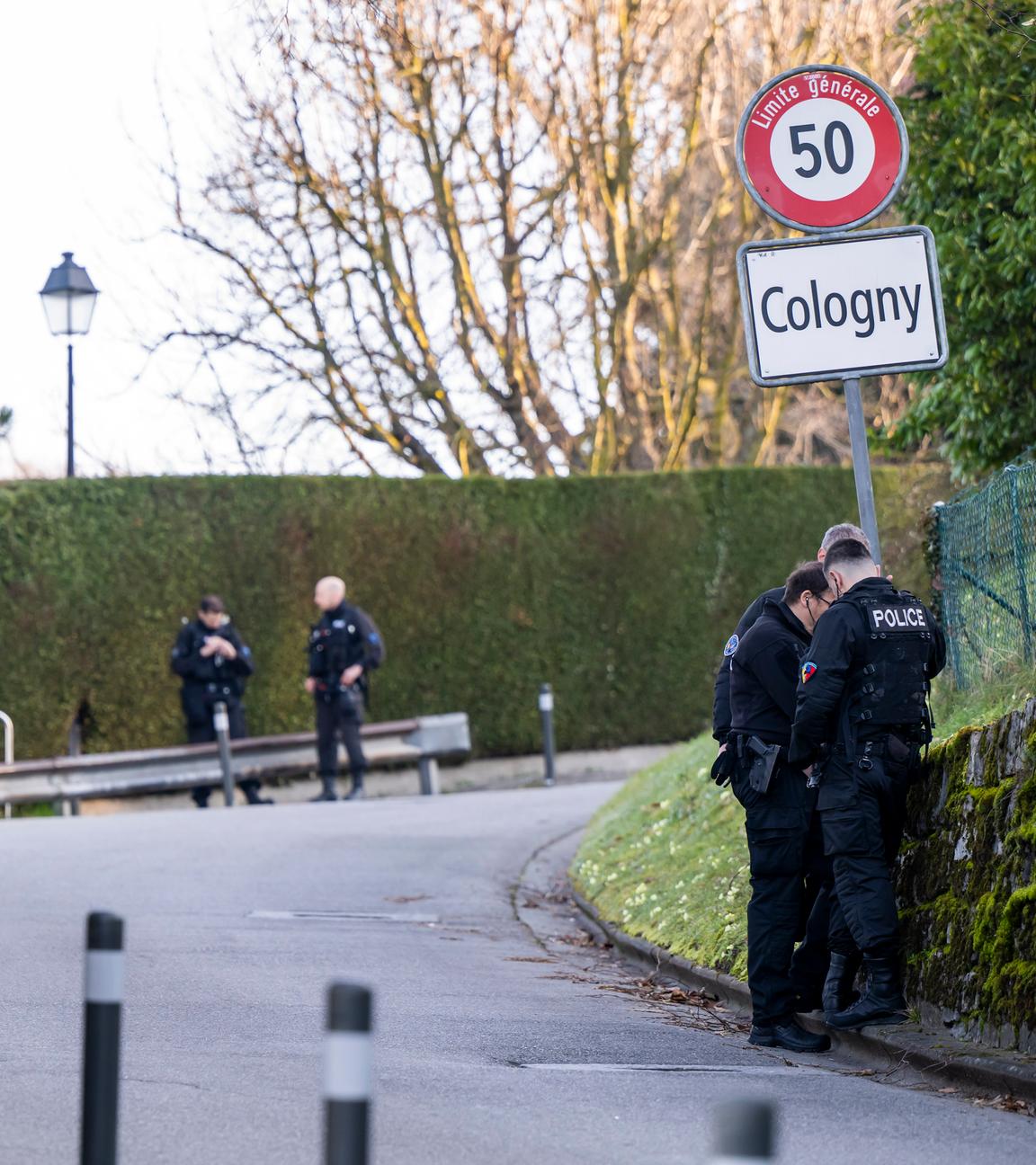Schweiz, Genf: Polizisten stehen Wache vor der Residenz des omanischen Botschafters, wo die indirekten Atomgespräche zwischen den Vereinigten Staaten und dem Iran in Genf.