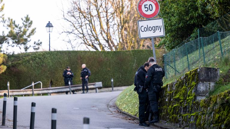 Schweiz, Genf: Polizisten stehen Wache vor der Residenz des omanischen Botschafters, wo die indirekten Atomgespräche zwischen den Vereinigten Staaten und dem Iran in Genf.