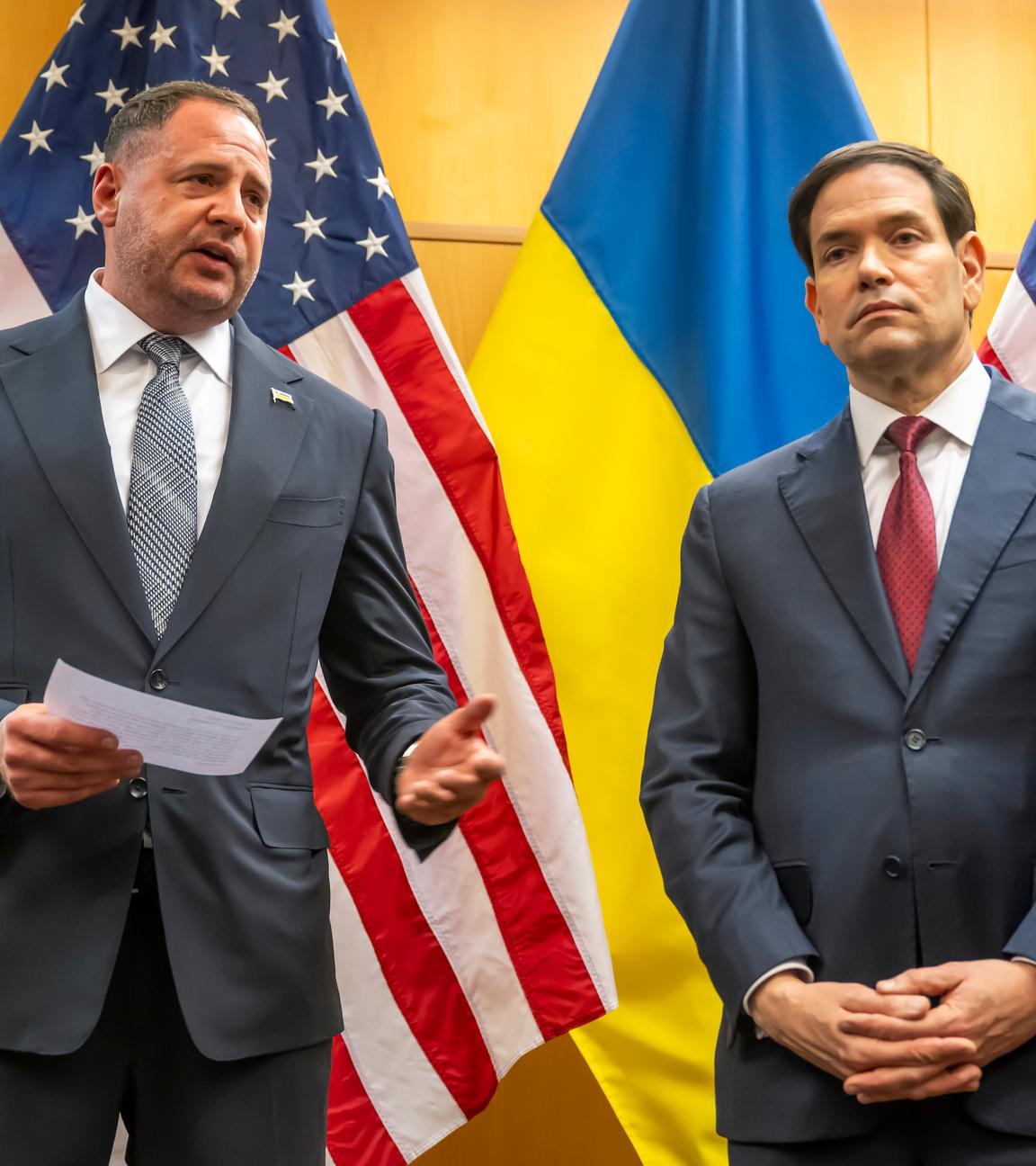 23.11.2025, Schweiz, Genf: Andrij Jermak (l), Leiter des Präsidialamts der Ukraine, und US-Außenminister Marco Rubio sprechen mit Journalisten im Rahmen ihrer Konsultationen über den Trump-Friedensplan in der US-Vertretung in Genf. 