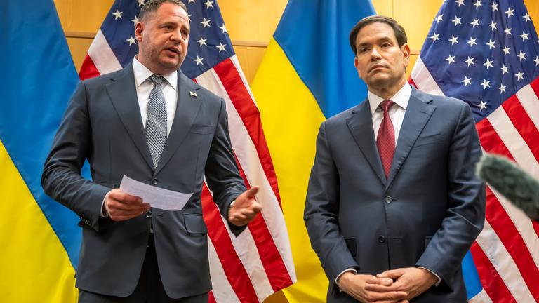 23.11.2025, Schweiz, Genf: Andrij Jermak (l), Leiter des Präsidialamts der Ukraine, und US-Außenminister Marco Rubio sprechen mit Journalisten im Rahmen ihrer Konsultationen über den Trump-Friedensplan in der US-Vertretung in Genf. 