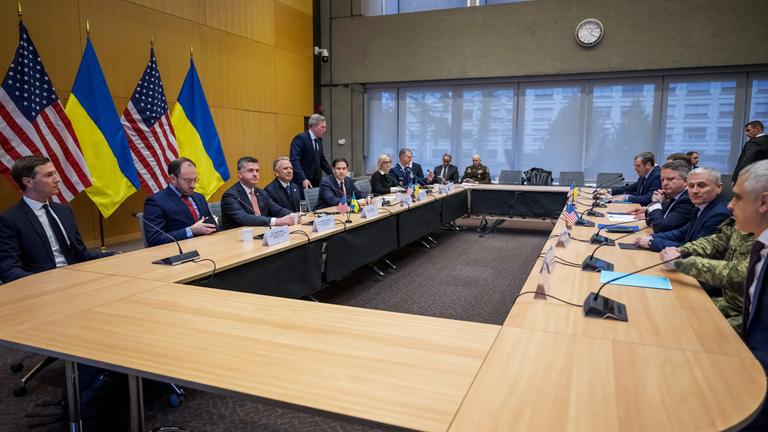 US-Außenminister Marco Rubio (5. v. l.), US-Sondergesandter Steve Witkoff (4. v. l.), US-Heeresminister Daniel Driscoll (nimmt Platz) und Jared Kushner (l.), Schwiegersohn von US-Präsident Donald Trump, sprechen am 23. November 2025 in der US-Mission in Genf.