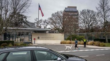 Ein Mann joggt am 23. November 2025 mit seinem Hund vor dem Gebäude der US-Botschaft in Genf, kurz vor den Gesprächen über einen US-Plan zur Beendigung des Ukraine-Krieges. US-Außenminister Marco Rubio traf am Morgen des 23. November 2025 in Genf ein, um über den umstrittenen Vorschlag zu verhandeln, nachdem Washington Verhandlungsbereitschaft signalisiert hatte.