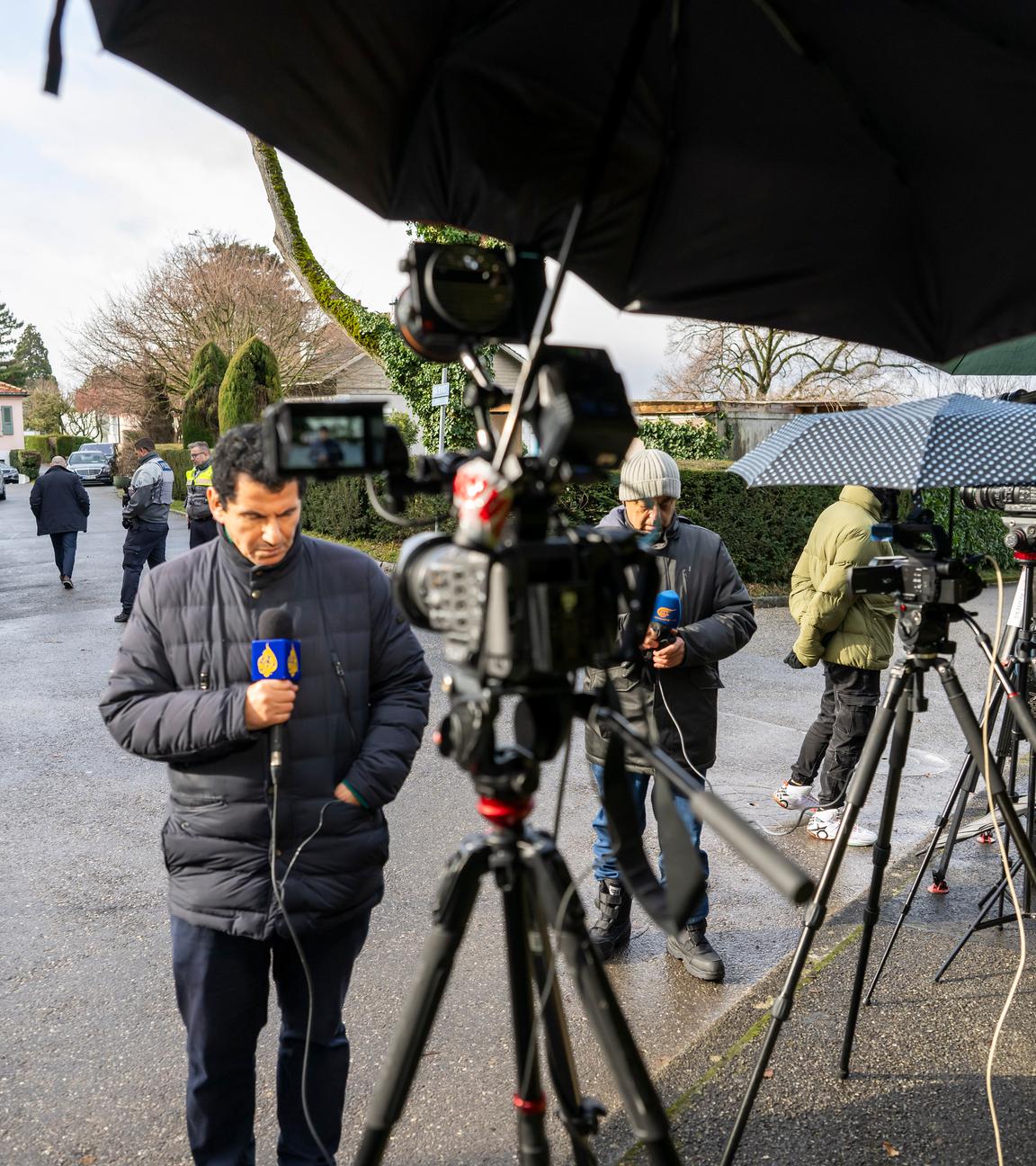 Ein Journalist steht vor der Residenz des osmanischen Botschafters