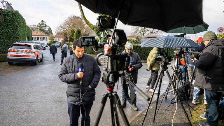 Ein Journalist steht vor der Residenz des osmanischen Botschafters