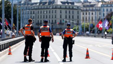 Genf: Polizisten sperren die Mont-Blanc-Brücke vor einer Demonstration gegen den G7-Gipfel.