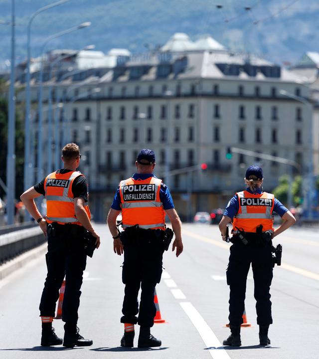 Genf: Polizisten sperren die Mont-Blanc-Brücke vor einer Demonstration gegen den G7-Gipfel.