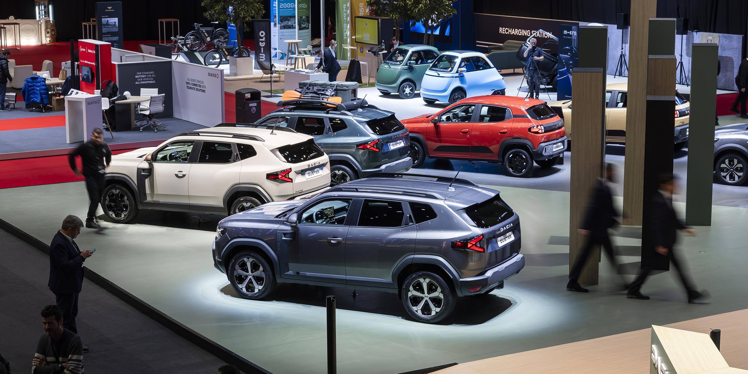 Blick in eine Halle des 91. Internationalen Automobil-Salons in Genf