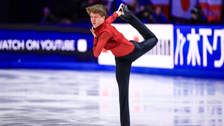 Der deutsche Eiskunstläufer Genrikh Gartung während seiner Perfomance bei der Eiskunstlauf-Weltmeisterschaft in Prag