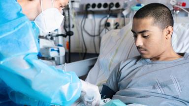 Der 19-jährige Mohammad liegt in einem Krankenhausbett an der Berliner Charité. (Archiv)