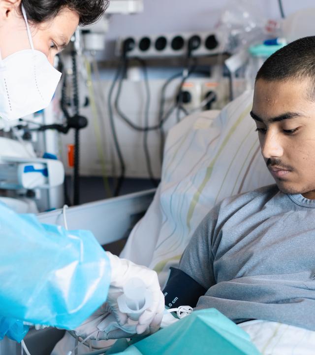 Der 19-jährige Mohammad liegt in einem Krankenhausbett an der Berliner Charité. (Archiv)