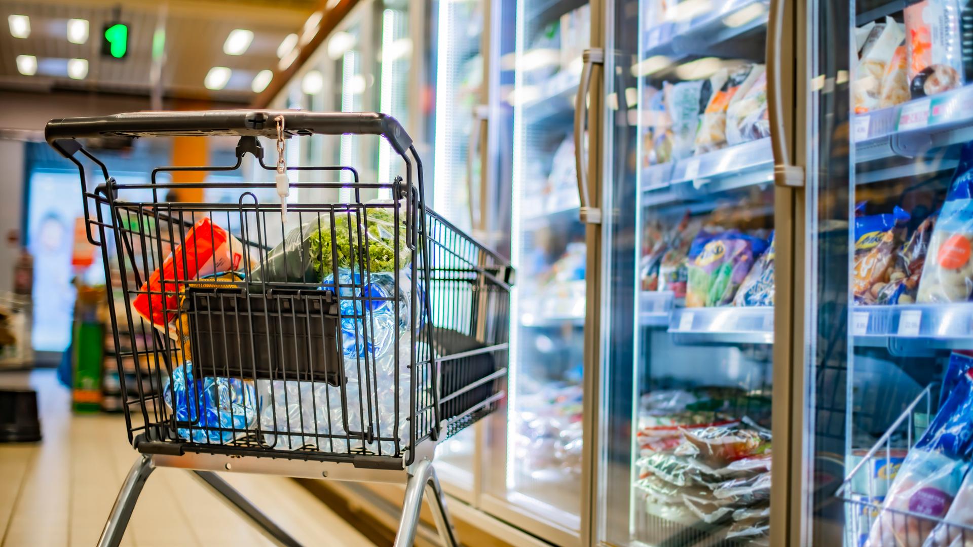 Ein Einkaufswagen mit Lebensmitteln in einem Supermarkt