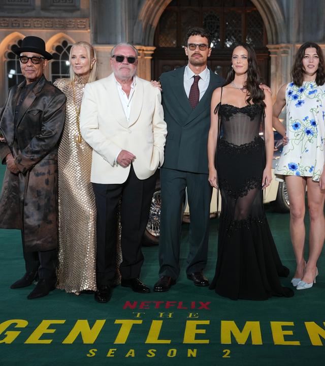 Auf dem Bild zu sehen ist: Die Schauspieler auf der Premiere von "The Gentlemen 2"