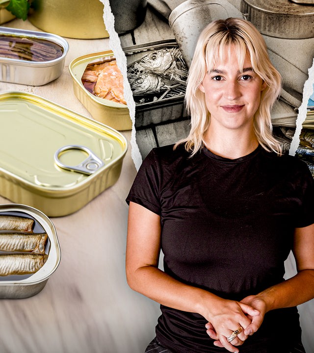 Auf einem Tisch liegen mehrere Dosen mit Dosenfisch. Rechts im Vordergrund steht Victoria Reichelt.