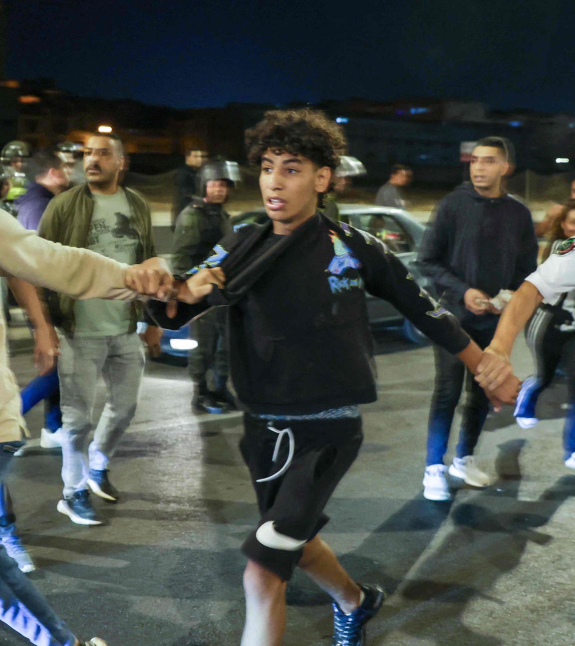 Sicherheitskräfte nehmen am 01.10.2025 in Salé einen Demonstranten fest. Jugendliche forderten bei der Protestaktion Reformen im Gesundheits- und Bildungswesen.