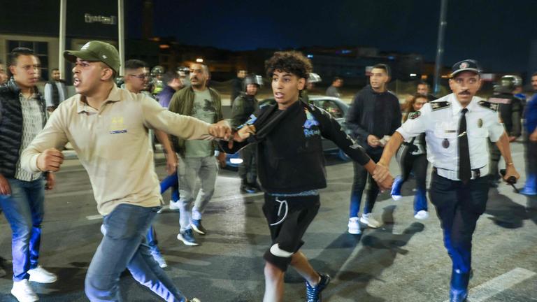 Sicherheitskräfte nehmen am 01.10.2025 in Salé einen Demonstranten fest. Jugendliche forderten bei der Protestaktion Reformen im Gesundheits- und Bildungswesen.