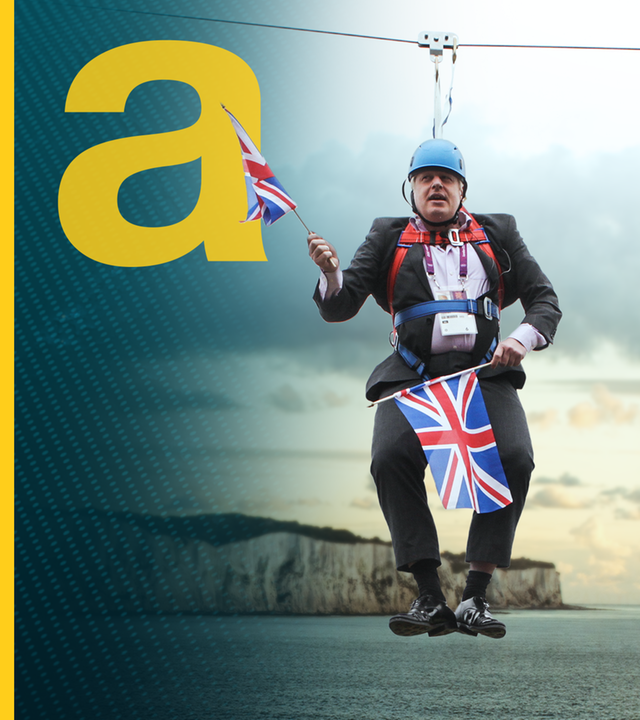 Fotomontage: Der ehemalige britische Premierminister Boris Johnson mit blauem Helm hängt an einem Seil über dem Ärmelkanal und hält britische Flaggen in den Händen, daneben ein das gelbe auslandsjournal-Logo