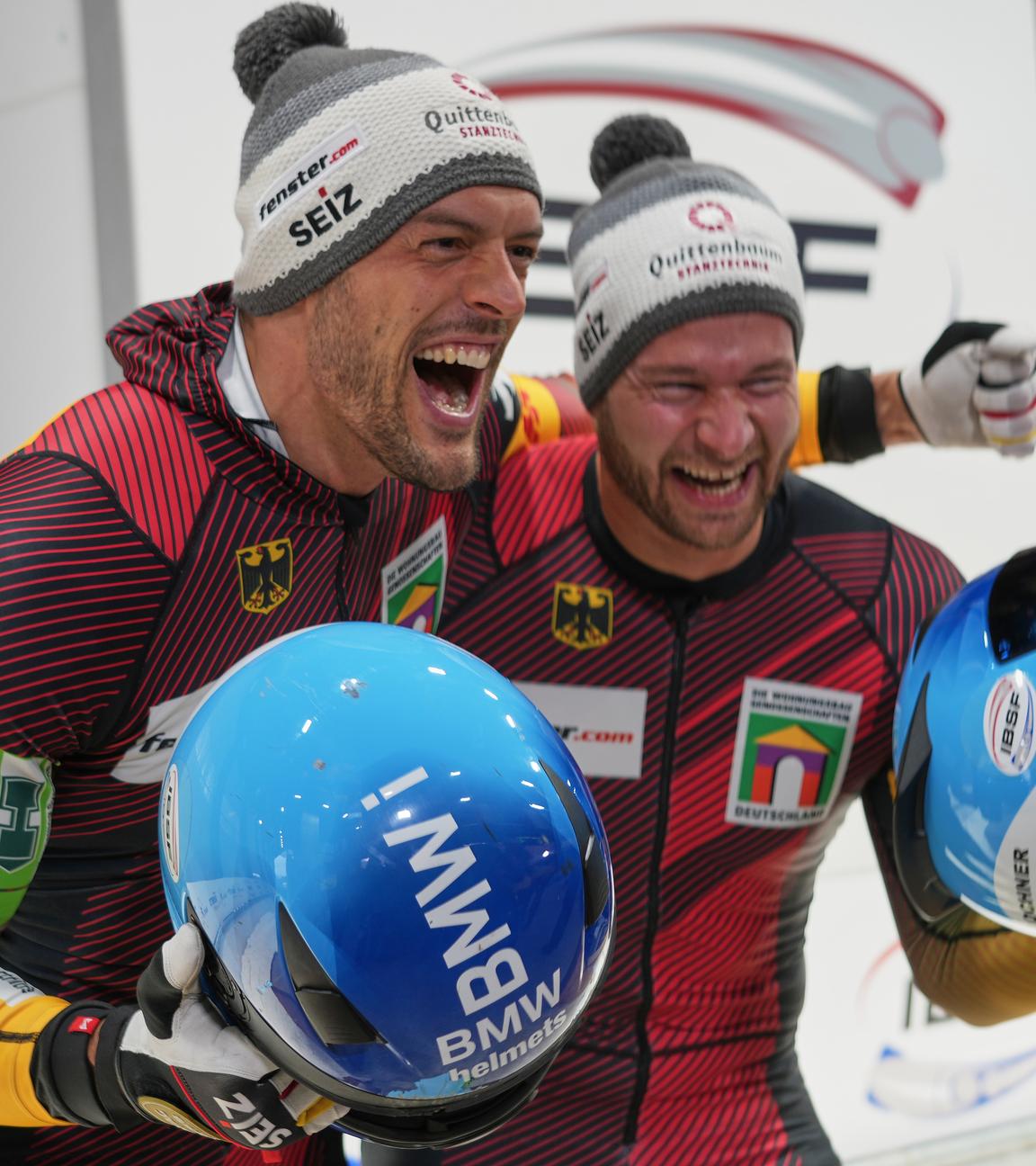 Georg Fleischhauer (links) und Johannes Lochner aus Deutschland feiern nach ihrem ersten Platz beim Weltcup und olympischen Testwettkampf im Zweierbob in Cortina d'Ampezzo, Italien, am 22.11.2025. 