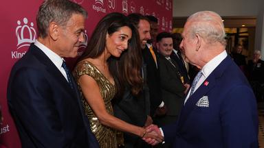 George und Amal Clooney schütteln König Charles die Hand.