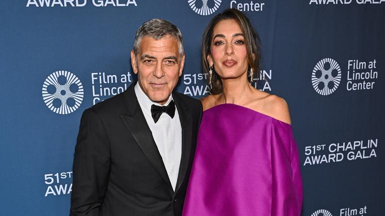 George und Amal Clooney sind während einer Veranstaltung zu sehen.