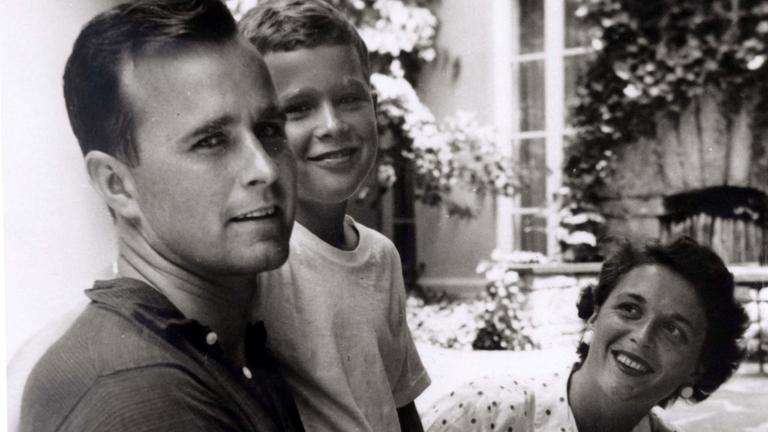 George H.W. Bush 1955 mit seiner Frau Barbara und dem ältesten Sohn George W.