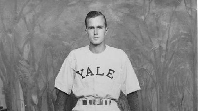 George H.W. Bush 1946 in seinem Baseball-Trikot der Universität Yale