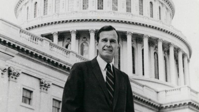 George H.W. Bush 1970 vor dem Kongressgebäude