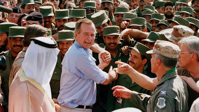 George H.W. Bush 1990 bei einem Staatsbesuch in Saudi Arabien