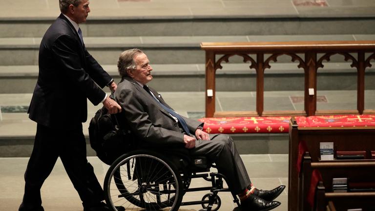 George H.W. Bush am 21. April 2018 mit seinem Sohn George auf dem Begräbnis seiner Frau Barbara