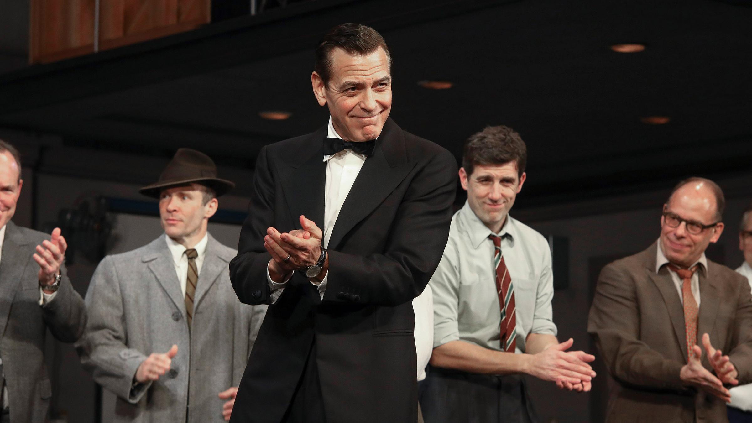 George Clooney schauspielt beim Broadway-Stück "Good Night, and Good Luck". Er hat deutlich dunklere Haare. 