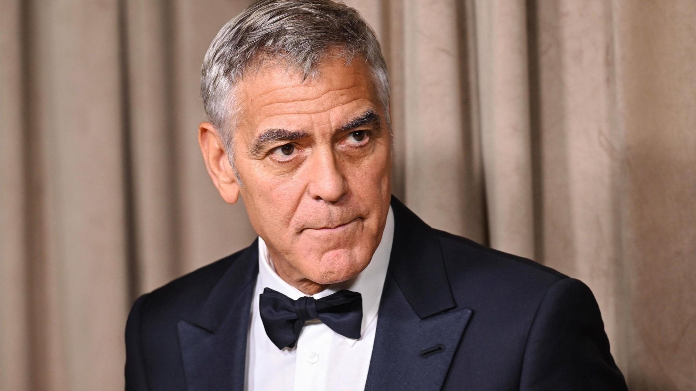 George Clooney schaut ernst, mit dem Blick leicht seitlich zur Kamera