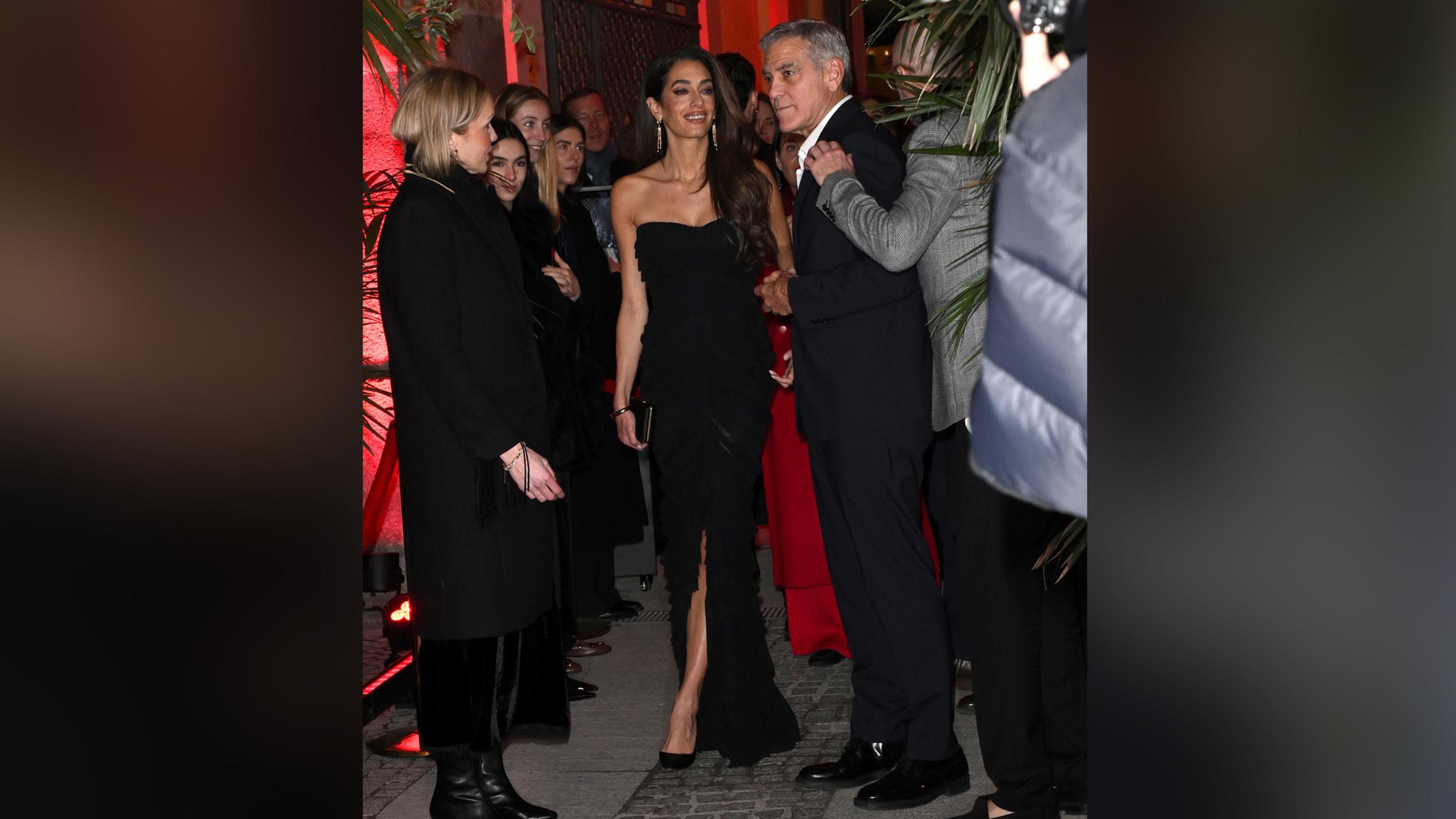 Schauspieler George Clooney und dessen Ehefrau Amal Clooney, eine libanesisch-britische Anwältin kommen bei der Eröffnungsfeier während der Olympischen Winterspiele Mailand Cortina 2026 an. 