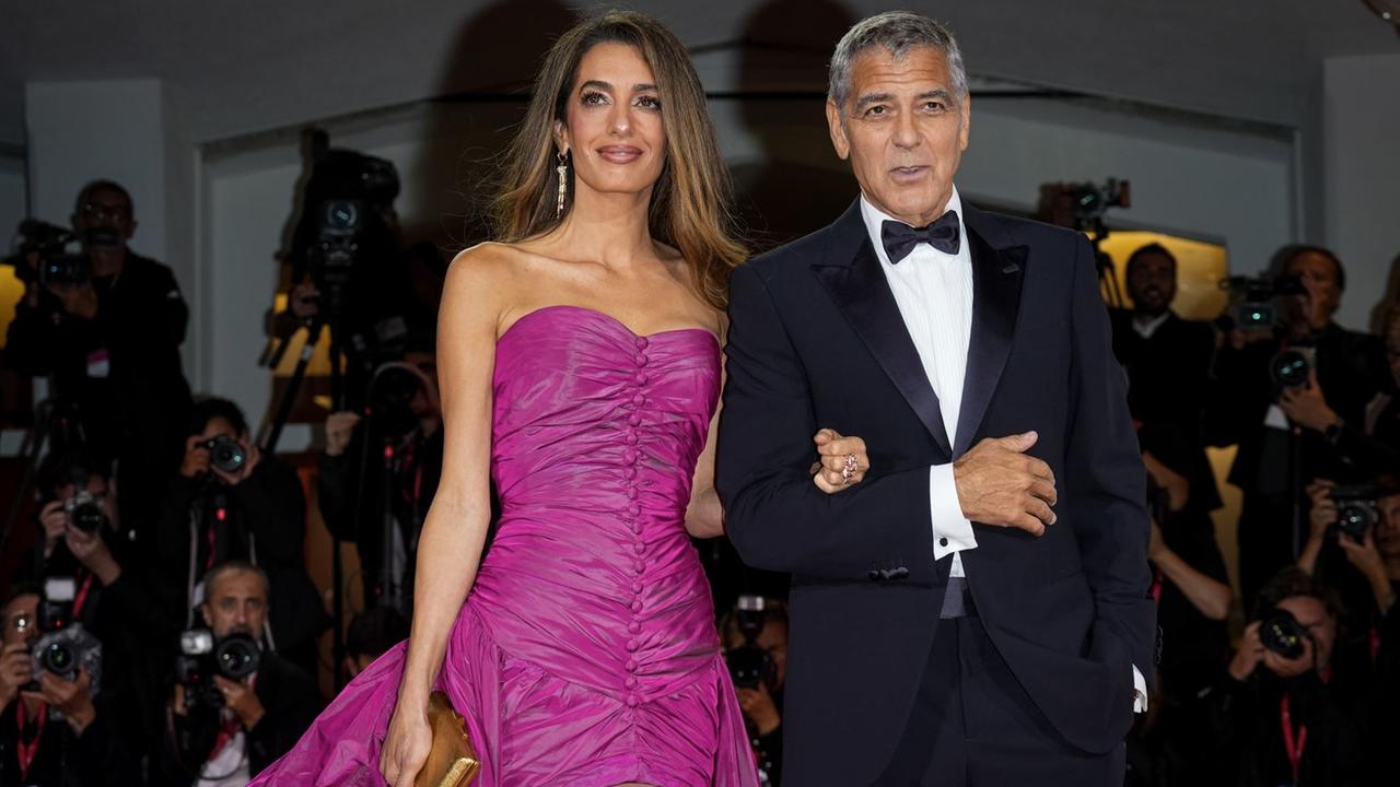 Der Schauspieler erscheint trotz einer vermeintlichen Nebenhöhlenentzündung zur Premiere seines Films "Jay Kelly" bei den Filmfestspielen von Venedig.