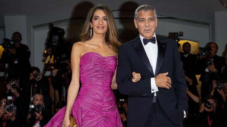 Der Schauspieler erscheint trotz einer vermeintlichen Nebenhöhlenentzündung zur Premiere seines Films "Jay Kelly" bei den Filmfestspielen von Venedig.