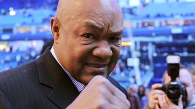 Der ehemalige US-Boxweltmeister George Foreman gestikuliert vor dem Beginn des Boxkampfs um die WM-Gürtel der Verbände WBO/IBF und WBA zwischen den Schwergewichtsweltmeistern Klitschko und Haye im Fußballstadion Imtech-Arena.