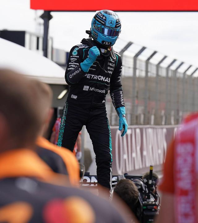 Der britische Autorennfahrer George Russell ballt jubelnd die Faust, nachdem er beim Großen Preis der Niederlande die Sprint-Pole holt